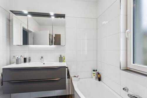 MIT BADEWANNE - 