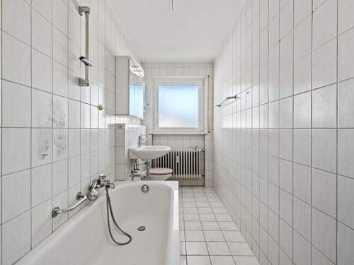 Tageslichtbad mit Wanne im Obergeschoss - 