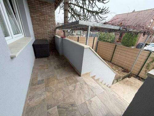 Zweite Terrasse, teilweise überdacht - 