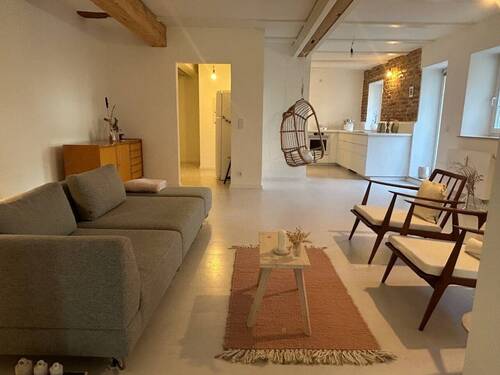 Wohnbereich mit Blick in die Küche - 3 Zimmer Etagenwohnung in Windsbach