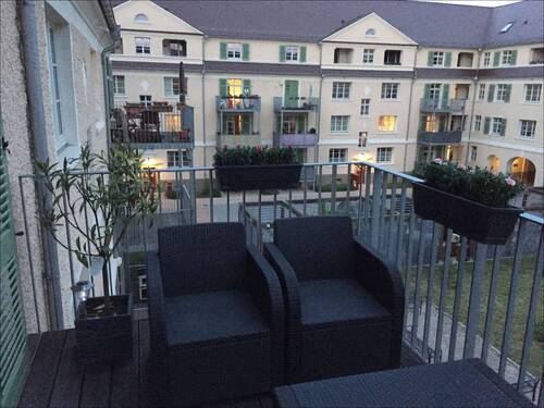 Gemütlicher, sonniger Balkon zum ruhigen Innenhof - Wunderschöne 3-Zimmer-Wohnung mit sonnigem Balkon & PKW-Stellplatz in den Neuen Hofgärten