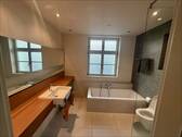 Bad mit Fenster, Wanne & Dusche - 