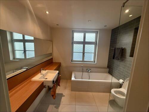 Bad mit Fenster, Wanne & Dusche - 