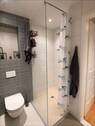 Modern gefliestes Tageslicht-Bad - 