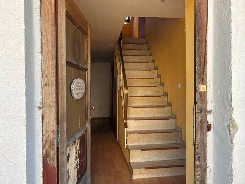 Eingangsbereich mit Treppenhaus - Einfamilienhaus mit 130,00 m&sup2; in Rauhenebrach zum Kaufen