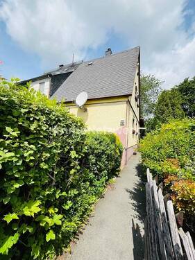 Hausfront Gang - **Ruhig. Grün. Zu Hause. - Doppelhaushälfte in idyllischer Lage von Schwarzenbach a.d. Saale**