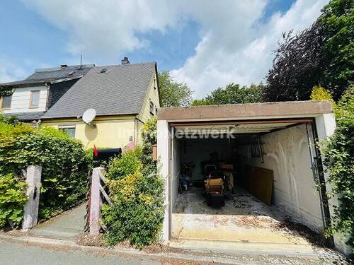 Hausfront mit Garage - 