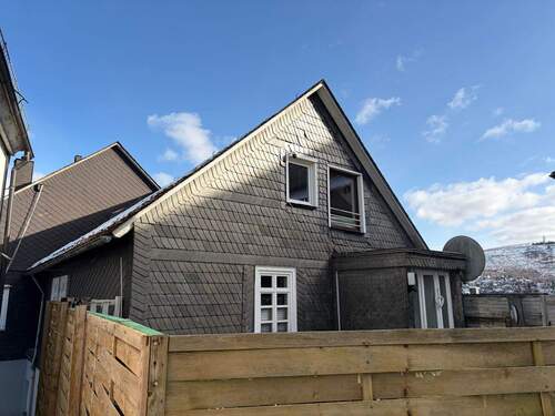 Ansicht aus dem Garten - Mehrfamilienhaus, Wohnhaus in Bad Berleburg zum Kaufen