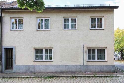 Haus Seitenansicht (Nebeneingang) - 