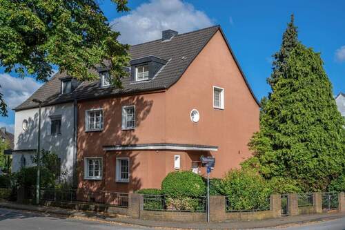 Außenansicht Straße - 6 Zimmer Einfamilienhaus zum Kaufen in Duisburg