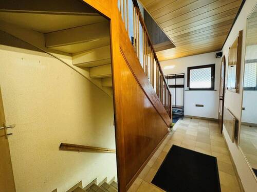 Hausflur mit Treppe zum Keller - 