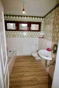 Badezimmer mit Wanne und Dusche - 