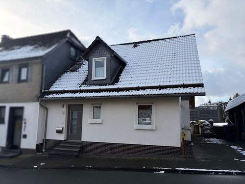 Straßenansicht - 4 Zimmer Reihenendhaus in Bad Berleburg