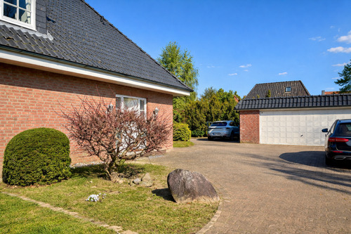 Doppelgarage & Außenstellplätze - 