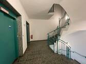 Treppenhaus mit Lift - 
