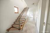 Flur mit Treppe ins OG - 