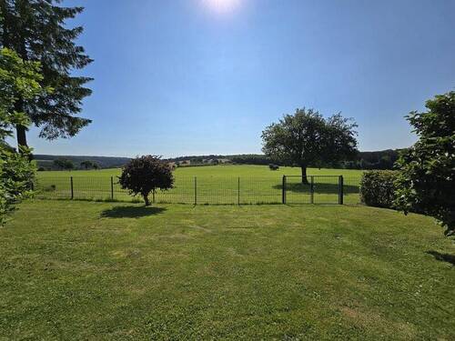 Grundstück mit angrenzender Wiese - 