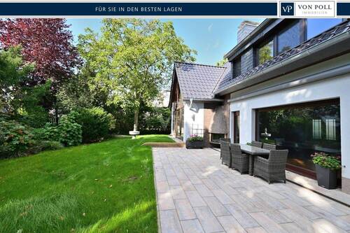 Hausansicht mit Garage und Photovoltaik - Architektenhaus - Erstbezug nach Sanierung: Wärmepumpe, Photovoltaik & Pool