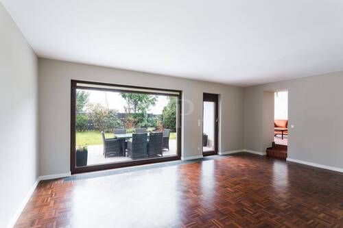 Wohnzimmer mit Zugang zur Terrasse und dem Kaminzimmer - 7 Zimmer Einfamilienhaus zum Kaufen in Berlin