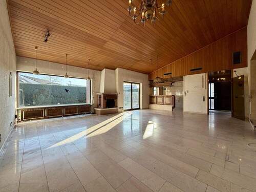 Wohn-/ Esszimmer mit offener Küche - 