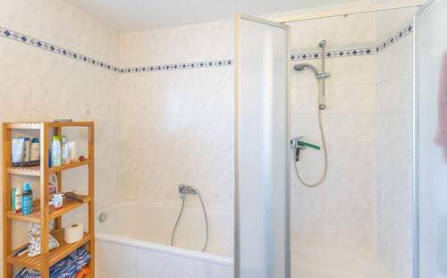 Bad mit Dusche und Badewanne - 