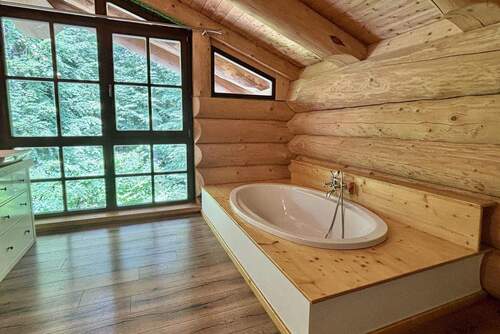 Badezimmer mit Wanne - 