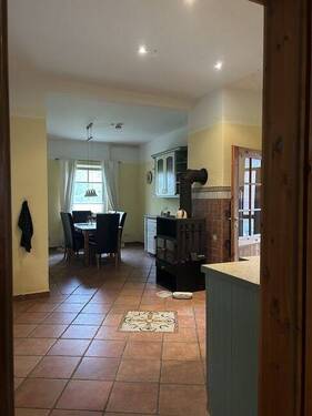 Küche mit Essplatz und Kaminofen - 