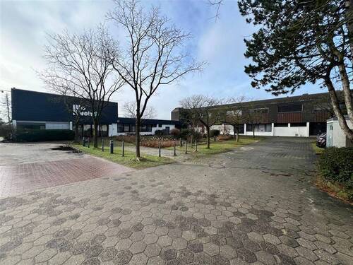 Innenhof mit Parkpätzen - BÜRO- UND PRODUKTIONS- LAGERFLÄCHE*GEWERBEGEBIET IN AUTOBAHNNÄHE*SEEVETAL RAMELSOH