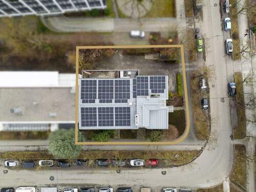 Draufsicht mit PV Anlage - Halle zur Miete in München