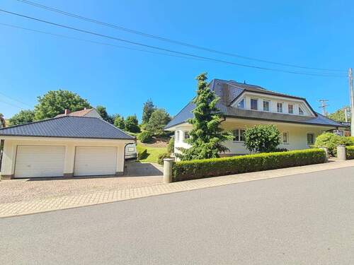 Vorderansicht von der Straße - 8 Zimmer Mehrfamilienhaus, Wohnhaus zum Kaufen in Klipphausen