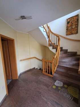 Hausflurbereich mit Treppe zum OG - 