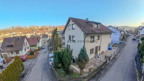 Drohnenaufnahme - ATIK: Freistehendes Zweifamilienhaus mit Anbau auf großem Grundstück