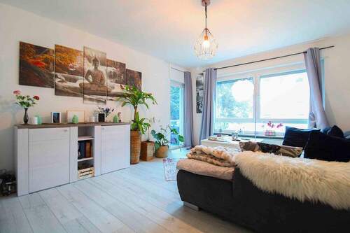 Wohnzimmer - Erholung im Freien: ETW mit Garten