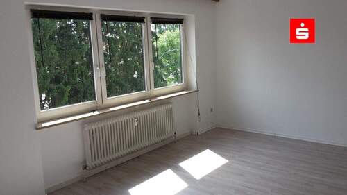 Wohnzimmer - Blick rechte Seite - großes Wohnzimmerfenster - Schöne solide Wohnung in Bayreuth