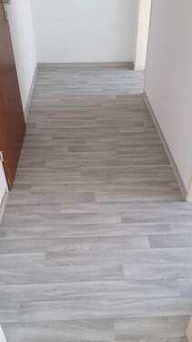 Fußboden im Flur mit neuem Belag - Etagenwohnung mit 31,40 m&sup2; in Bayreuth zum Kaufen