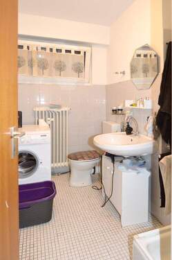 Tageslichtbad mit Dusche, WC - Waschmaschinenanschluss - 