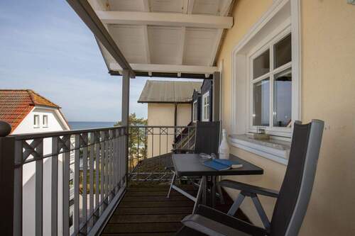 Der ruhige Balkon mit Blick zum Wasser - 