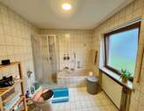 Bad mit Badewanne und Dusche - 