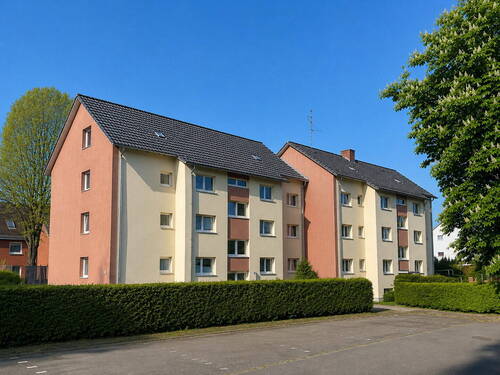 Blick vom privaten Parkplatz - Von Privat - attraktives Mehrfamilienhaus mit Potenzial