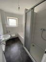 Bad mit Badewanne u. Dusche - 