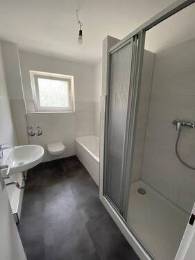Bad mit Badewanne u. Dusche - 