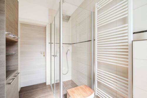 Bad mit bodengleicher Dusche - 