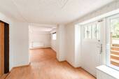 Raum im Souterrain mit separatem Zugang zum Garten - 