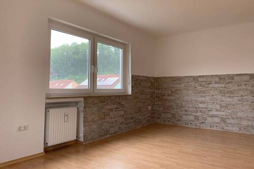 gut belichtetes Wohnzimmer mit Steinwand - Etagenwohnung mit 82,00 m&sup2; in Dittelbrunn zum Kaufen