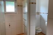 mit geräumiger bodentiefer Dusche und Fußbodenheizung - 