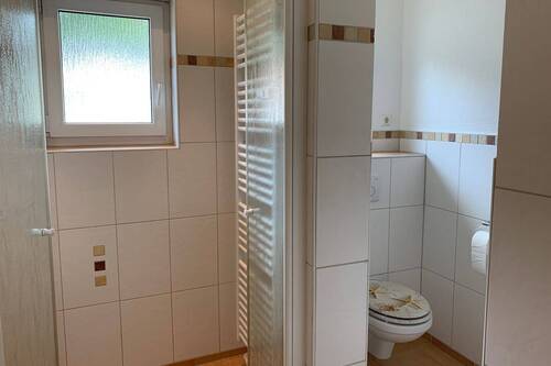 mit geräumiger bodentiefer Dusche und Fußbodenheizung - 
