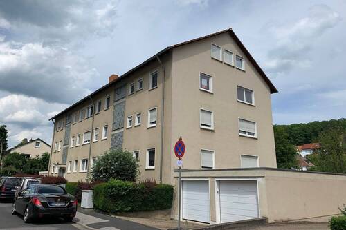 Hausansicht mit Garage - 