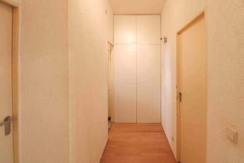 Flur mit Einbauschrank - 