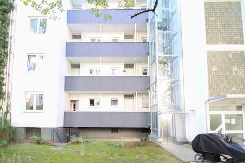 08. Rückansicht Gebäude mit Lift - 