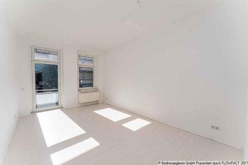 Lichtdurchflutetes Wohnzimmer - 2 Zimmer Etagenwohnung zum Kaufen in Berlin